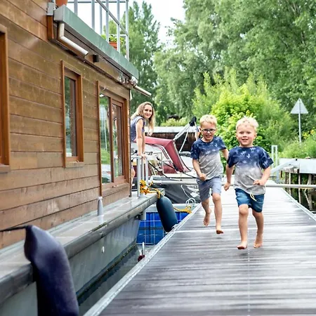 Houseboat Bonanza Botel Prag