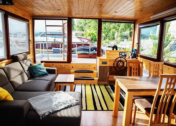 Houseboat Bonanza Botel *