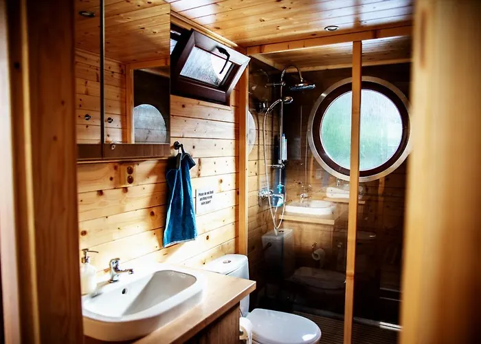 Botel Houseboat Bonanza