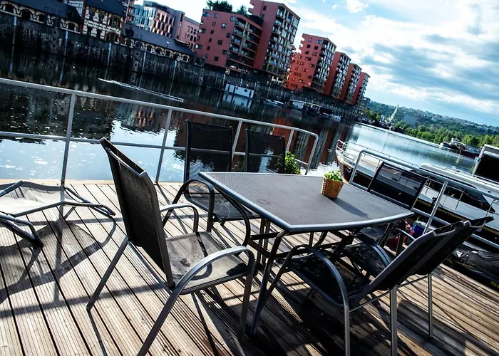 Botel Houseboat Bonanza