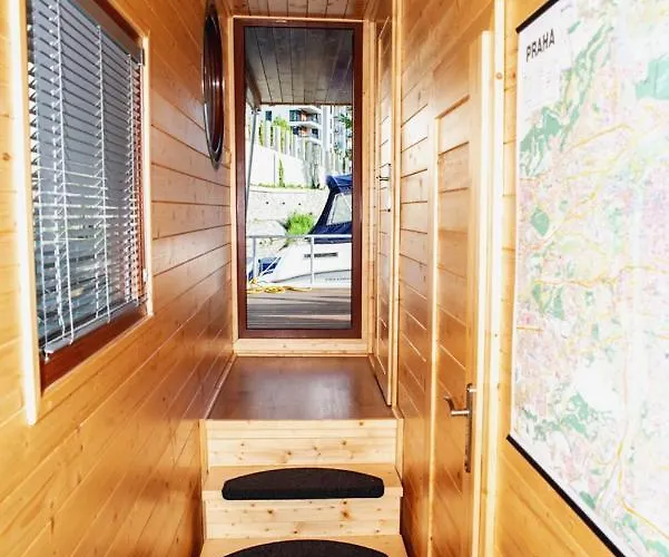 Houseboat Bonanza *