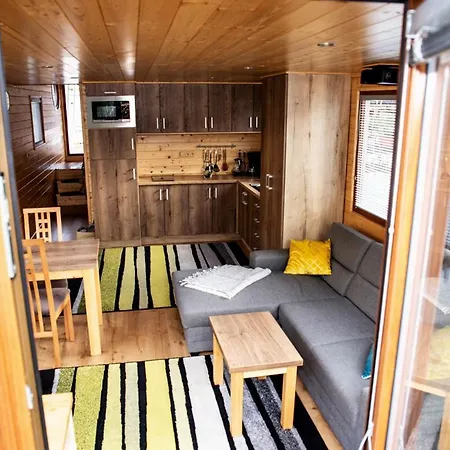 Houseboat Bonanza Hotel na wodzie