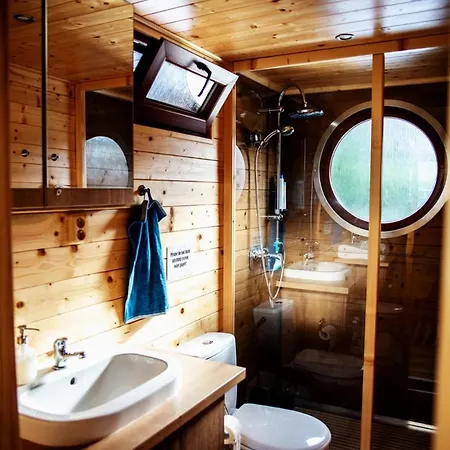 Botel Houseboat Bonanza