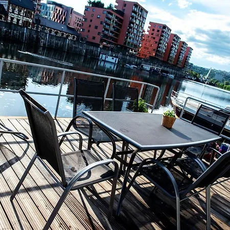 Botel Houseboat Bonanza