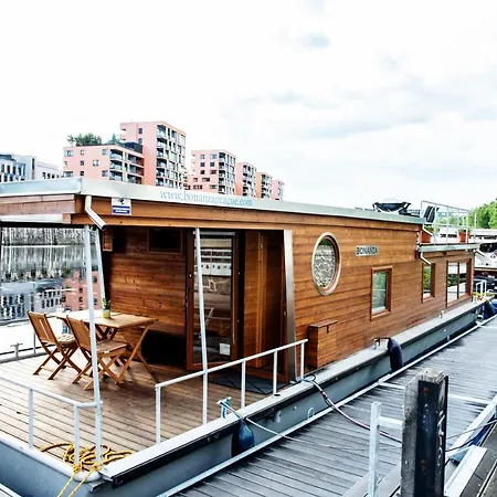 Houseboat Bonanza * Prague