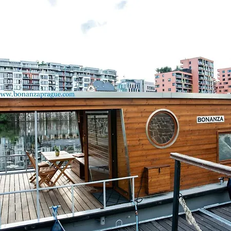 Houseboat Bonanza * Prague