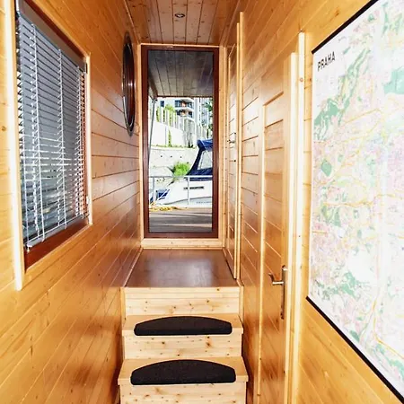 Houseboat Bonanza *